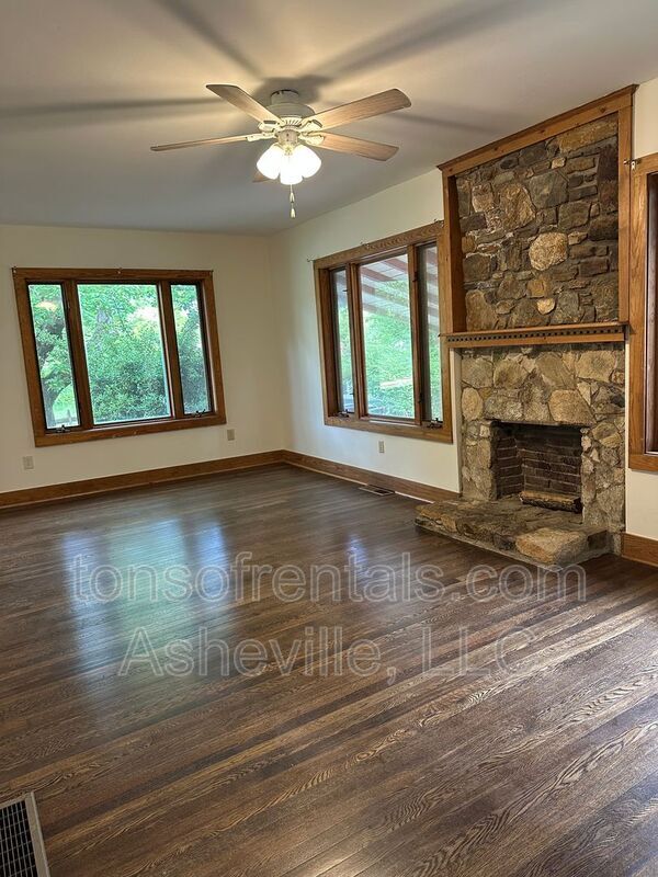 Building Photo - 1809 Windsor Dr