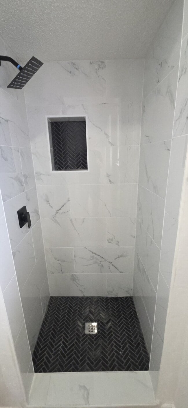 Building Photo - Beautifully remodeled first-floor condo with 2 bed & 2 bath