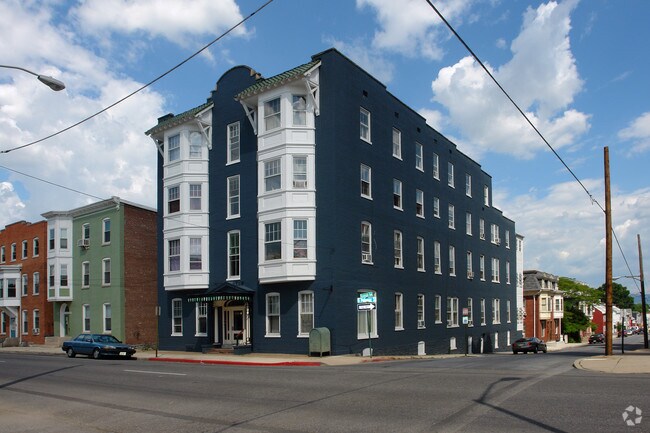 Building Photo - 300-302 N Potomac St