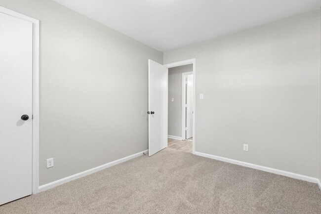 Building Photo - 211 Woodview Ave