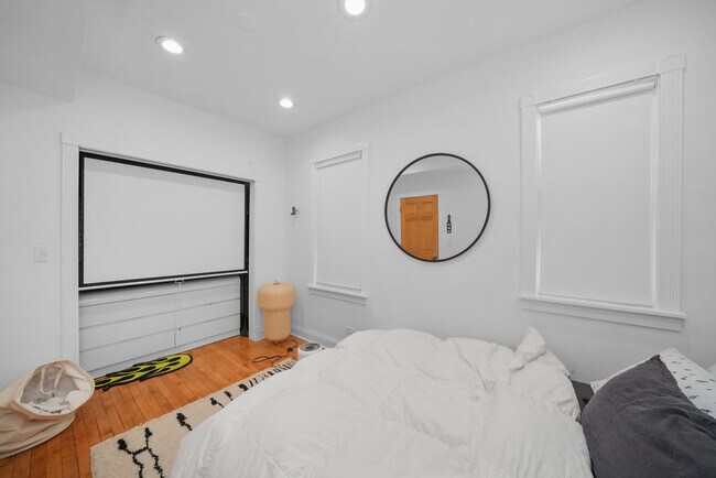 Building Photo - 2947 N Lawndale Ave