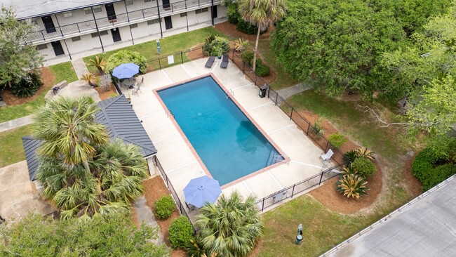 Building Photo - 1 Bedroom condo located in the Garden Dist...