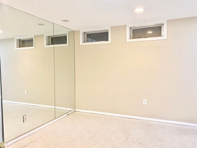 Building Photo - 3 Bedrooms Plus 2 Bonus Rooms!!! 2.5 Baths...