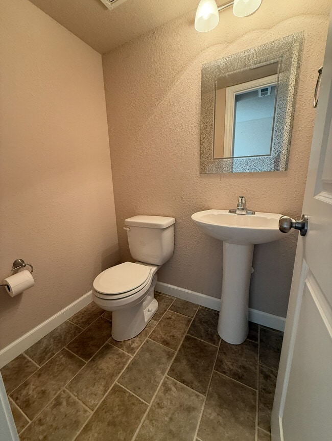 Building Photo - 258 N Pointe Ln