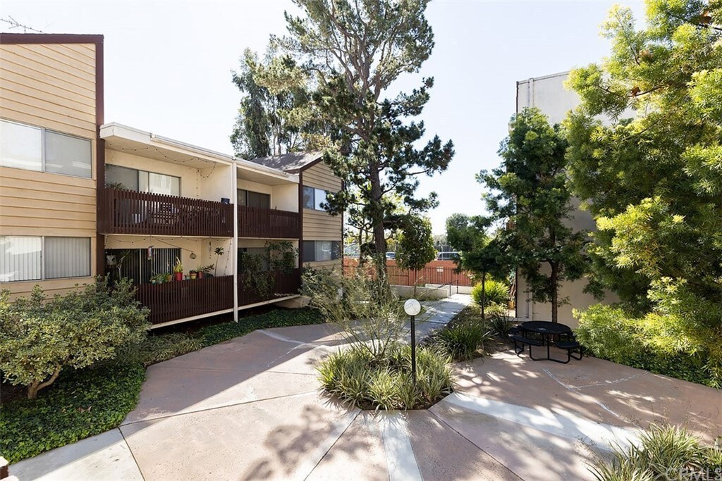 Building Photo - 6050 Canterbury Dr