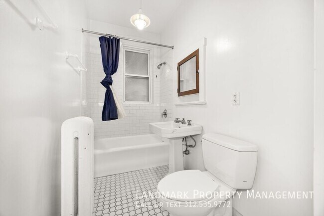 Building Photo - 824 W Wrightwood Ave