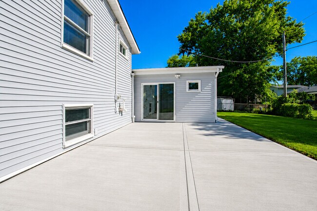 Building Photo - 7777 Ramsgate Cir S