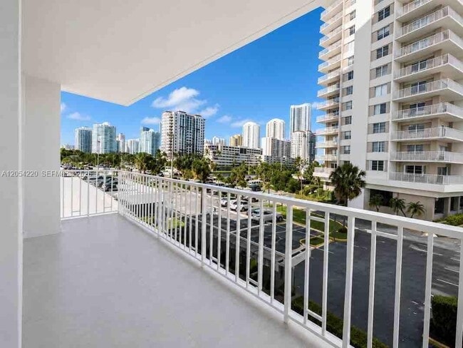 Building Photo - 500 Bayview Dr
