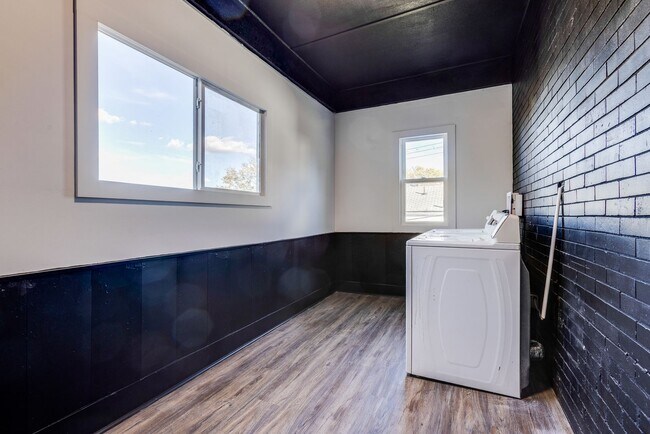 Building Photo - 2439 Arlington Ave