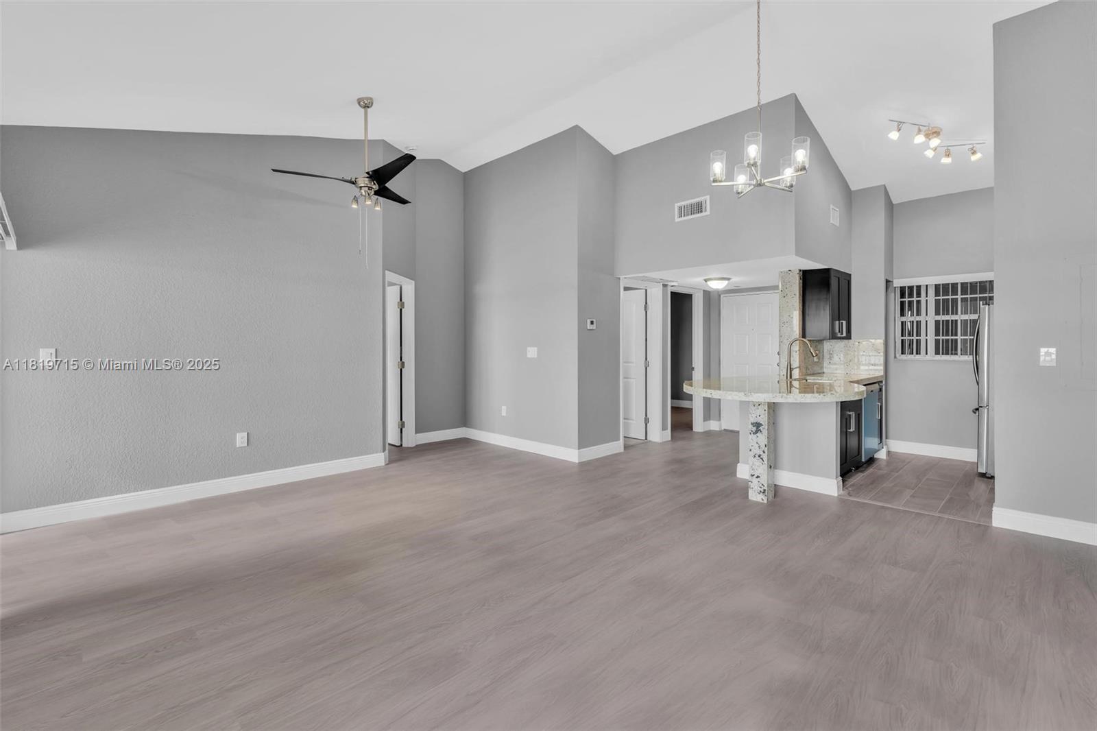 Building Photo - 2811 N Oakland Forest Dr