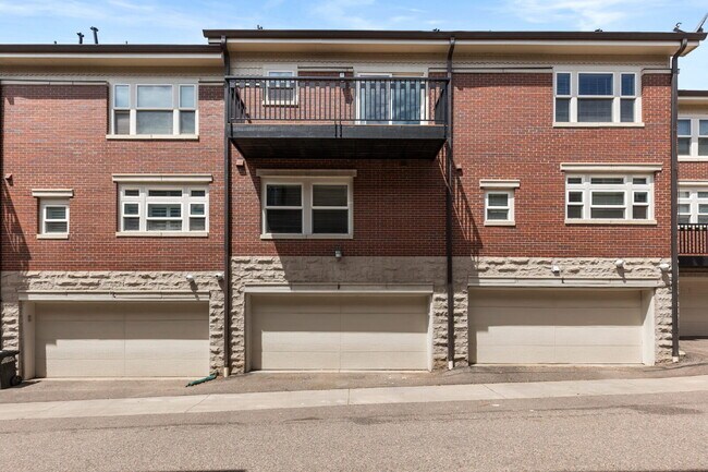Building Photo - $3,350.00 - 2 Bedroom, 2.5 Bathroom Condo ...