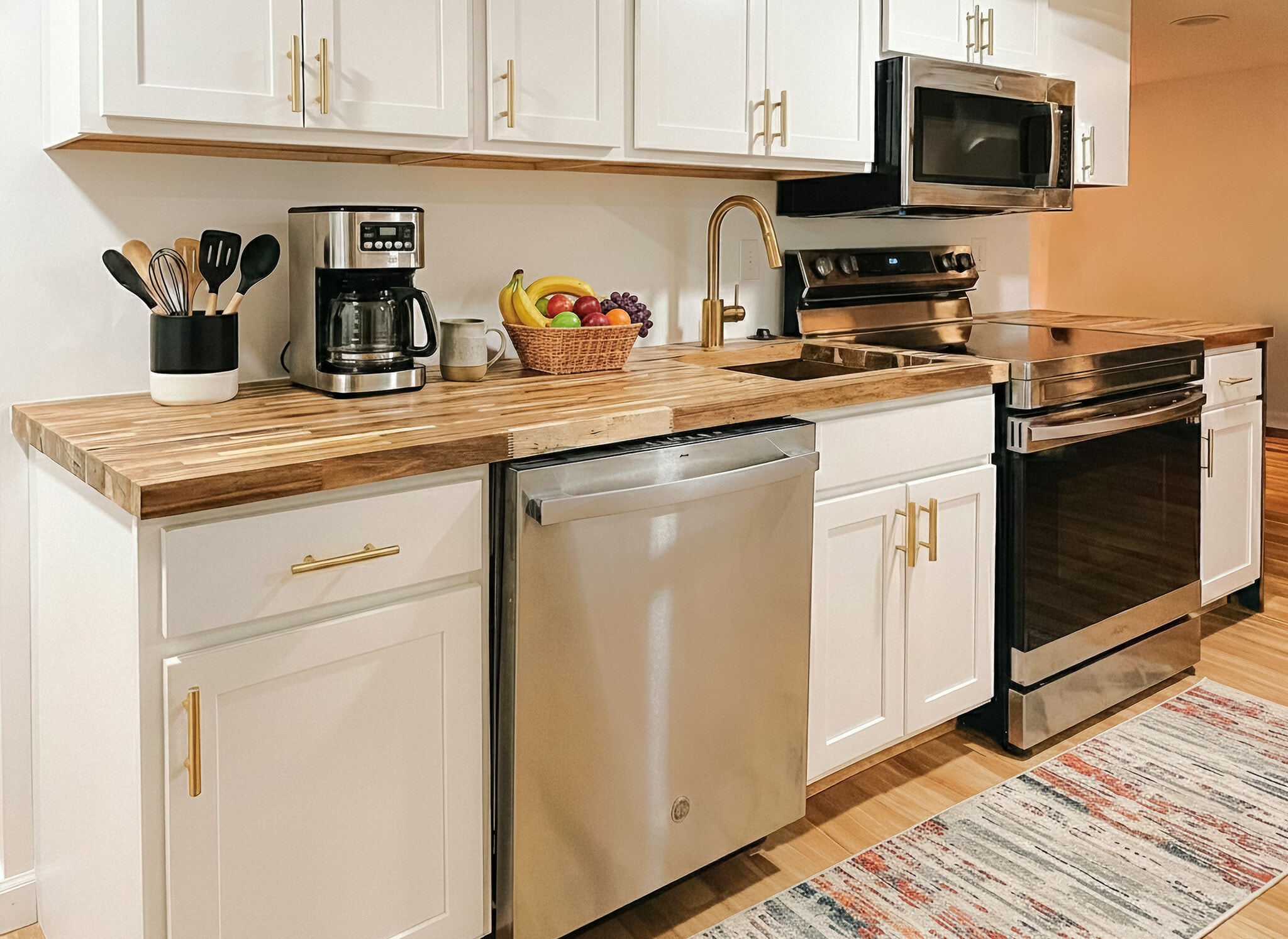 Modern kitchen with brand new appliances - 6471 Grommet Dr