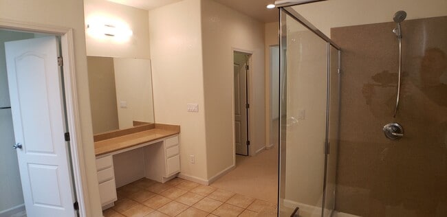 Building Photo - Spectacular 4 bedroom, 2.5 bath home on private lane