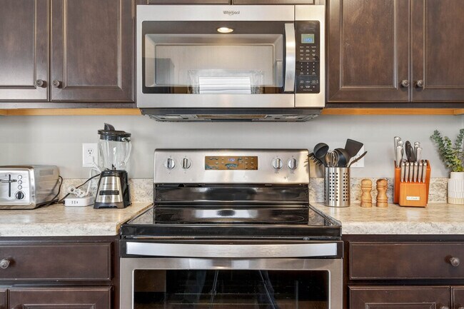 Building Photo - 2024 Shadow Creek Blvd