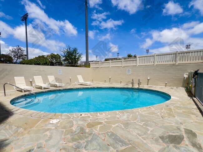 Building Photo - 2 bedroom, 2 bathroom 2 parking at Lakecrest