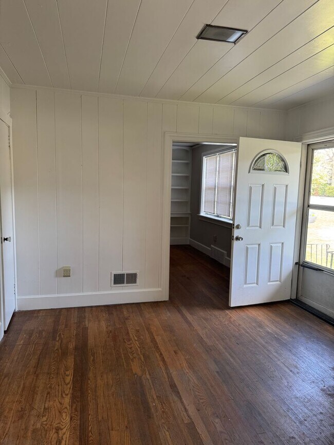 Building Photo - Great Price and location!