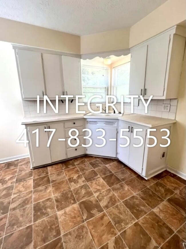 Building Photo - 1537 N Kentwood Ave