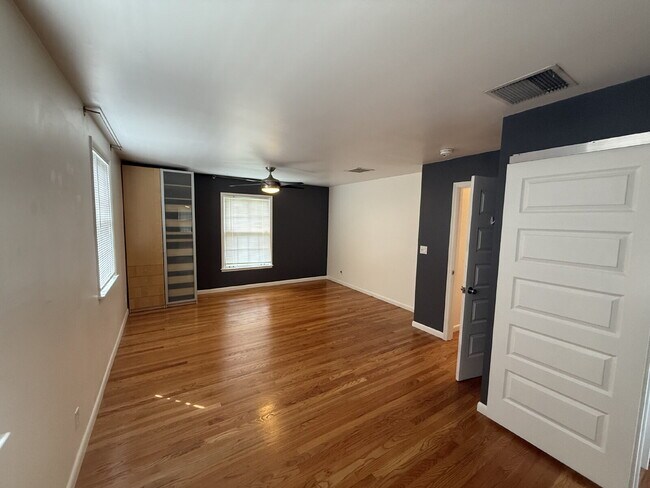 Building Photo - Updated 3 bed 2 bath. Garage and screened porch