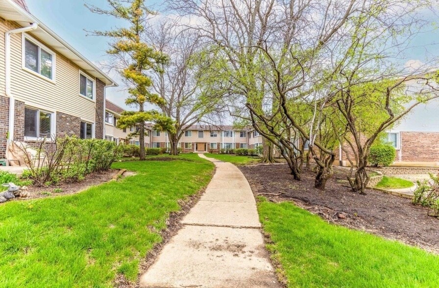 Building Photo - 3004 Roberts Dr