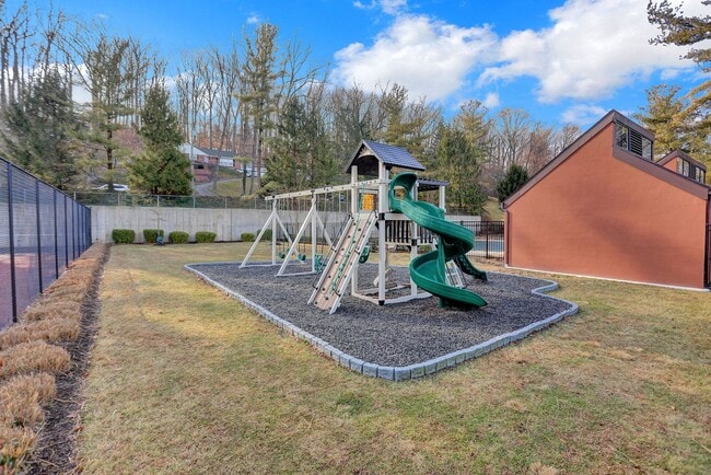 Building Photo - AMAZING SPACIOUS END UNIT TOWNHOUSE IN PRIME LOCATION