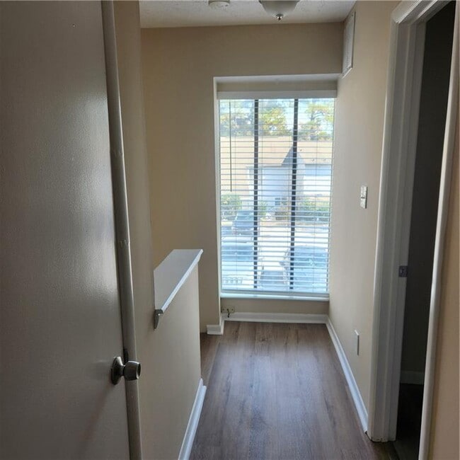 Building Photo - 293 Country Club Dr