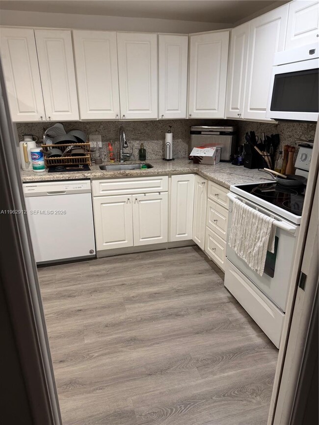 Building Photo - 4030 W Palm Aire Dr