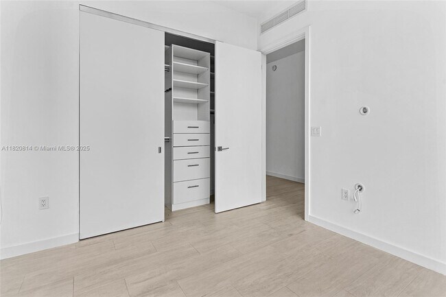 Building Photo - 2831 S Bayshore Dr
