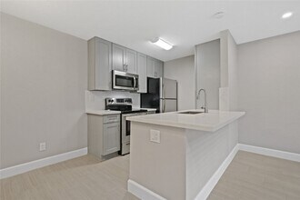 Building Photo - 2201 Fountain View Dr