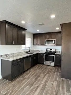 Building Photo - 8788 Oakwood Ave
