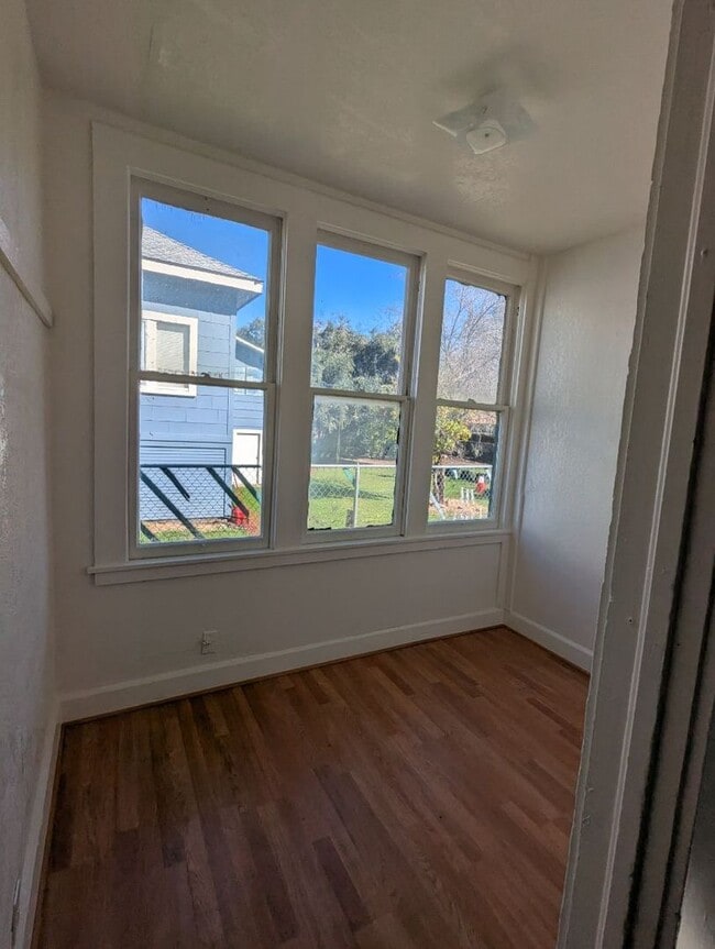 Building Photo - Pet friendly, downtown duplex