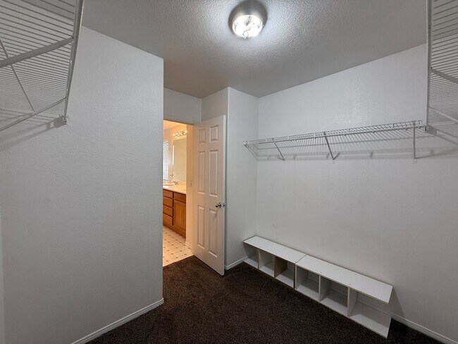 Building Photo - 43439 Bale Ct