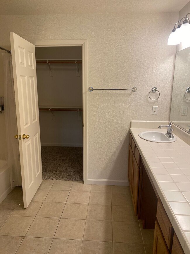 Building Photo - *** MOVE IN SPECIAL - $500.00 OFF FIRST MONTHS RENT***