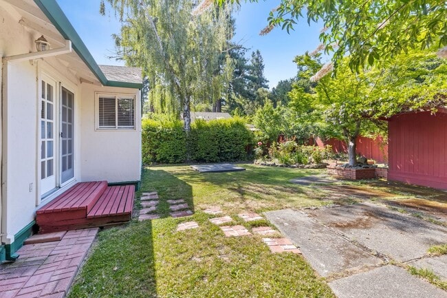 Building Photo - Charming Single-Level 3 Bedroom, 2 Bath Home