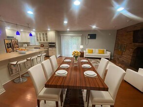 Building Photo - Beverly Manor 946