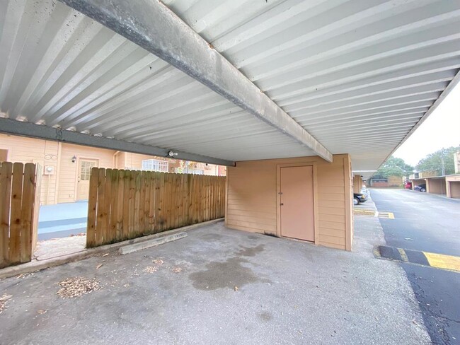 Building Photo - 7700 Creekbend Dr