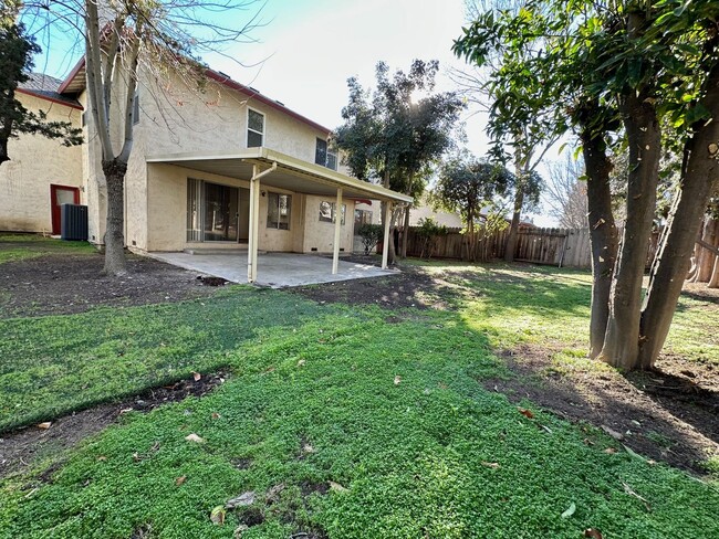 Building Photo - 4 Bedroom 2.5 bathroom home with over size...