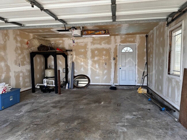 Building Photo - Three Bedroom Pool Home for Rent in Downey!