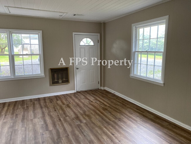 Building Photo - 583 S Holcomb Rd SW