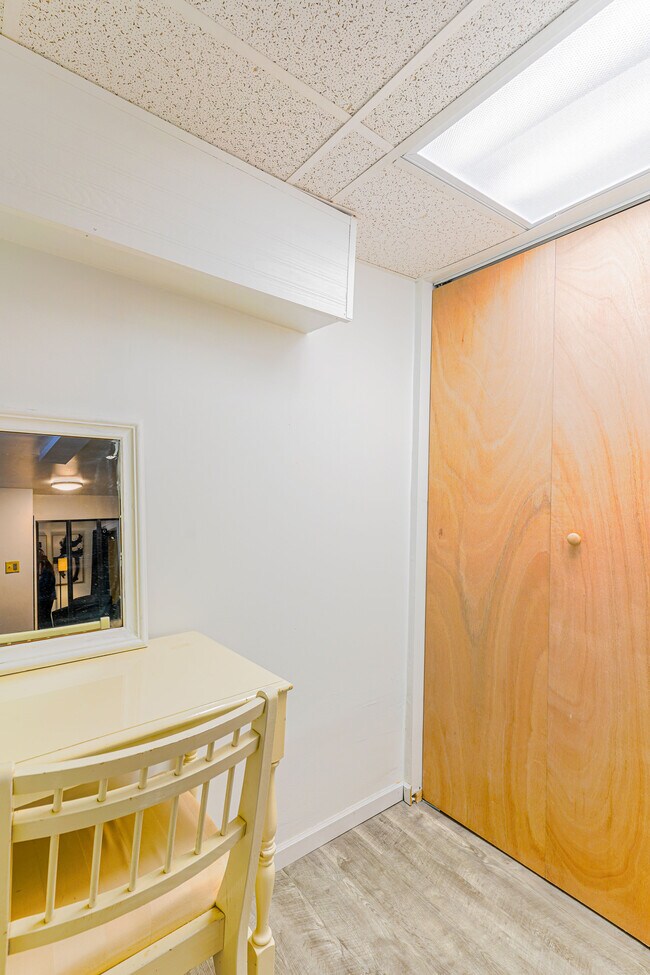 Building Photo - 393 Geranium Ave E