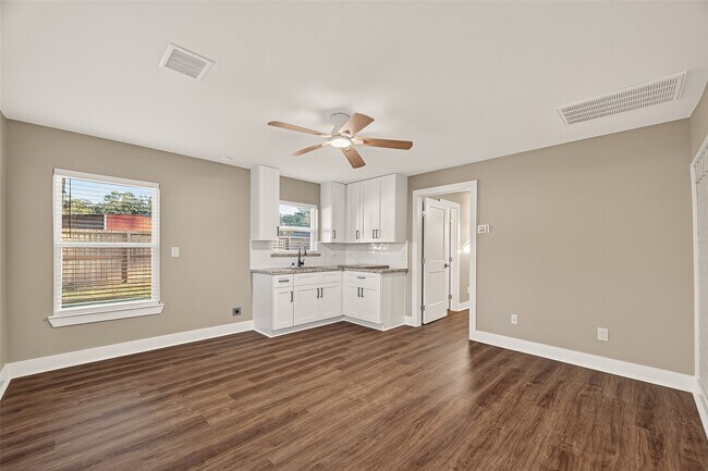 Building Photo - 2103 Woodway Dr