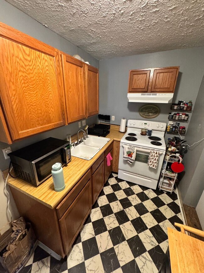 Building Photo - Spacious 3 bed 1 bath Near VCU, own laundry, deck, parking, porch