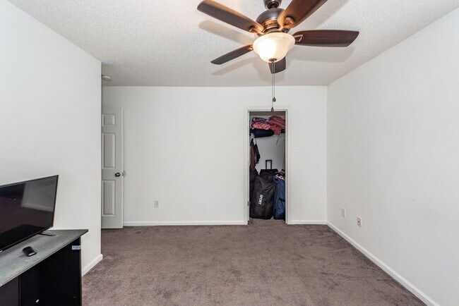 Building Photo - 5 Bedroom 3 Bath Home in Moss Grove Planta...