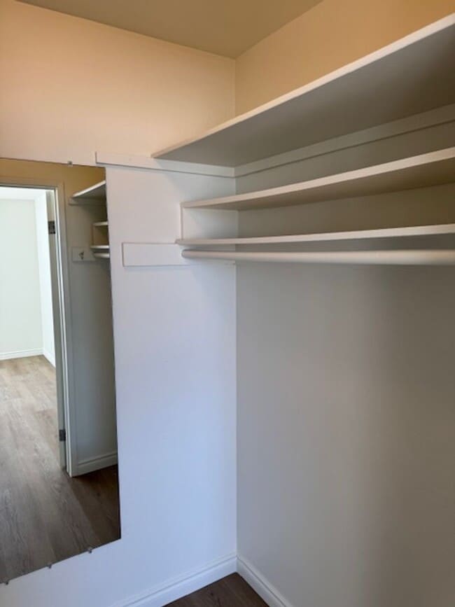 Building Photo - Steps from Alamitos Beach! Modern 1 bed 1 ...