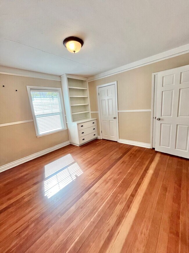 Building Photo - MOVE IN READY!! 2 BEDROOM 1 BATH W/OFFICES