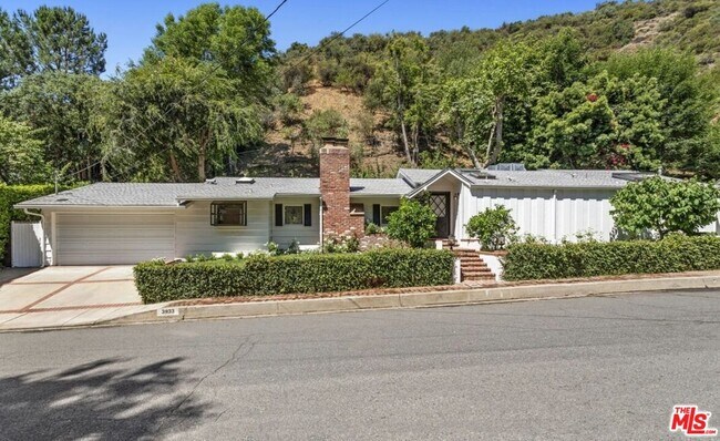 Building Photo - 3933 Mandeville Canyon Rd