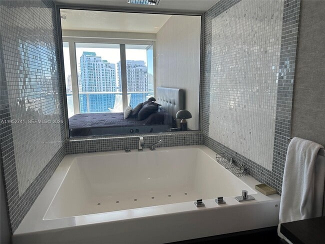 Building Photo - 200 Biscayne Blvd Way