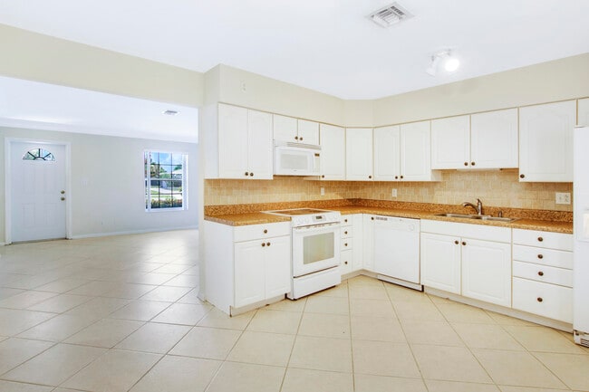 Building Photo - 527 W Jasmine Dr