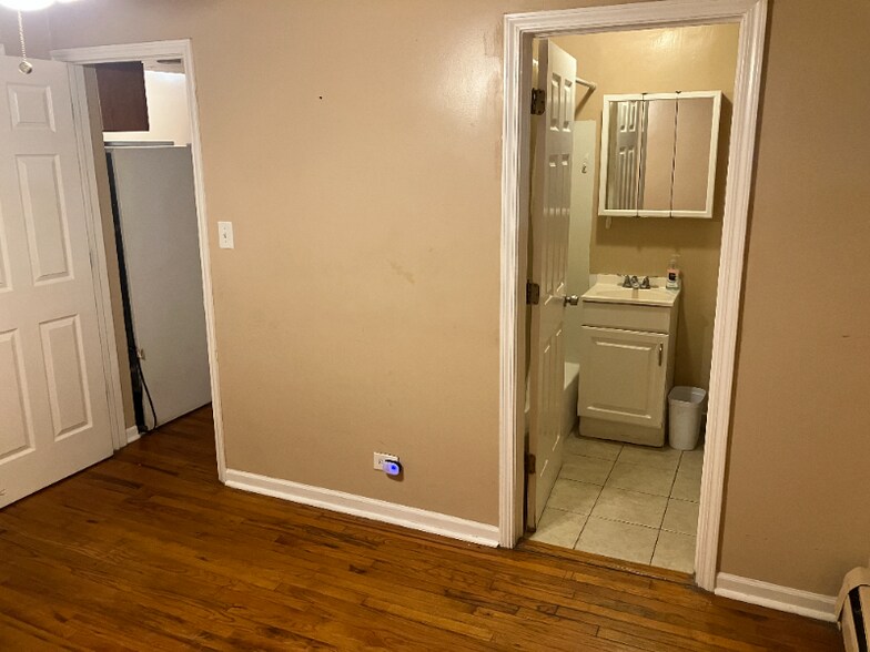 Building Photo - 2040 W Hood Ave