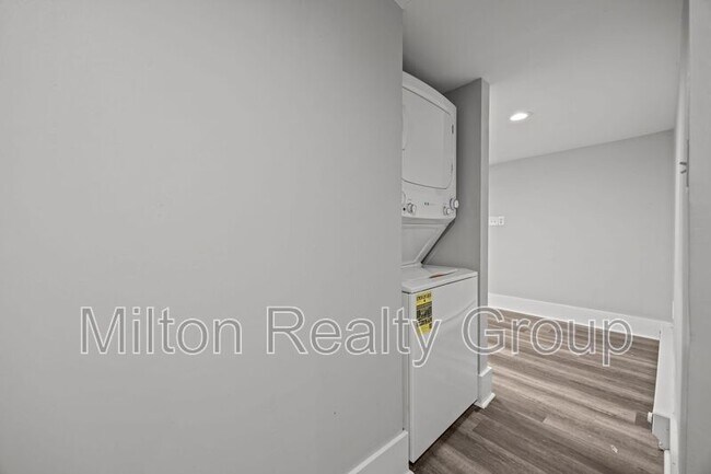 Building Photo - 210 S Elm Ave