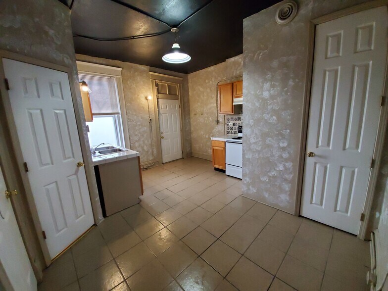 Kitchen - 2015 Bryan Ave